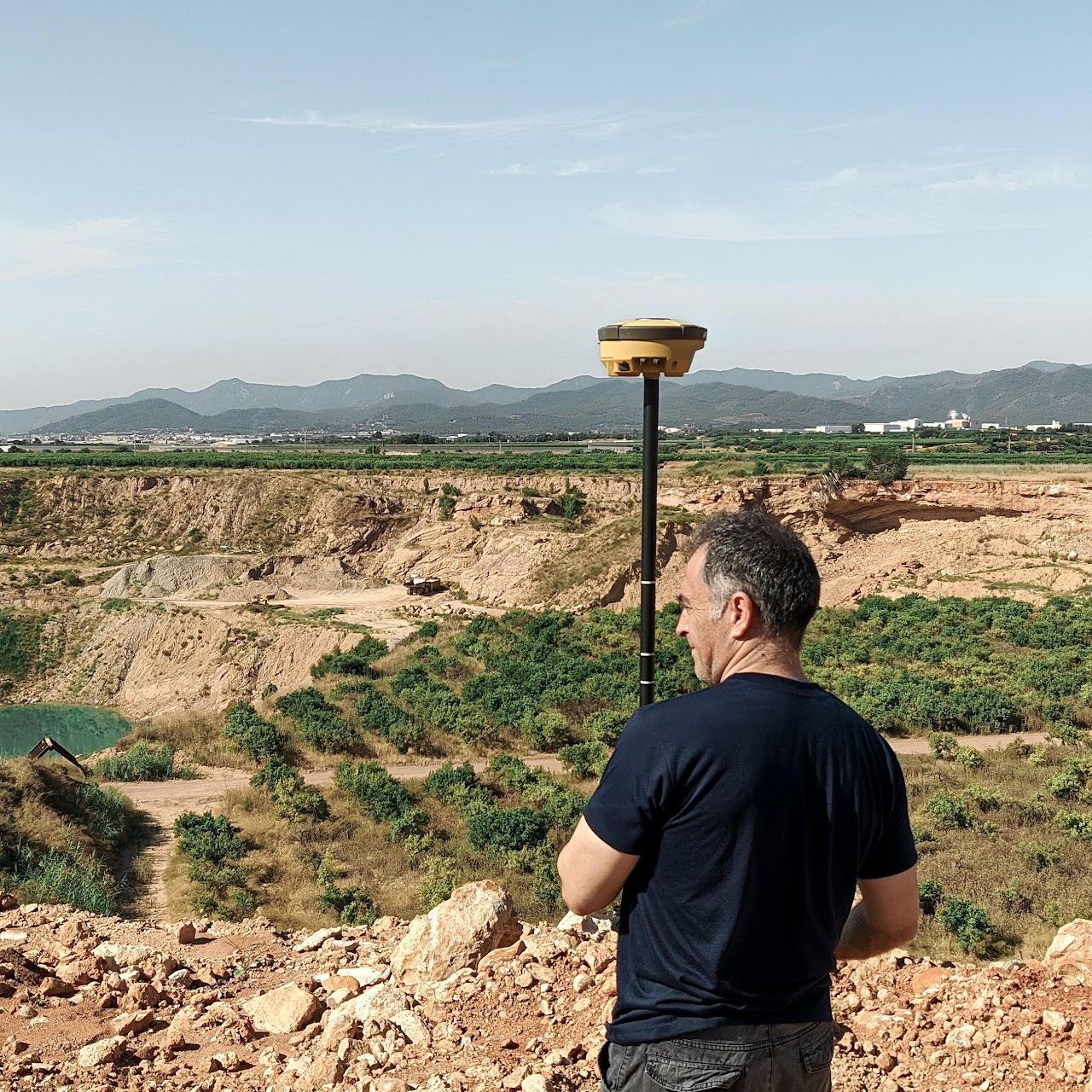 Topógrafo con GPS TOPCON sobre cantera